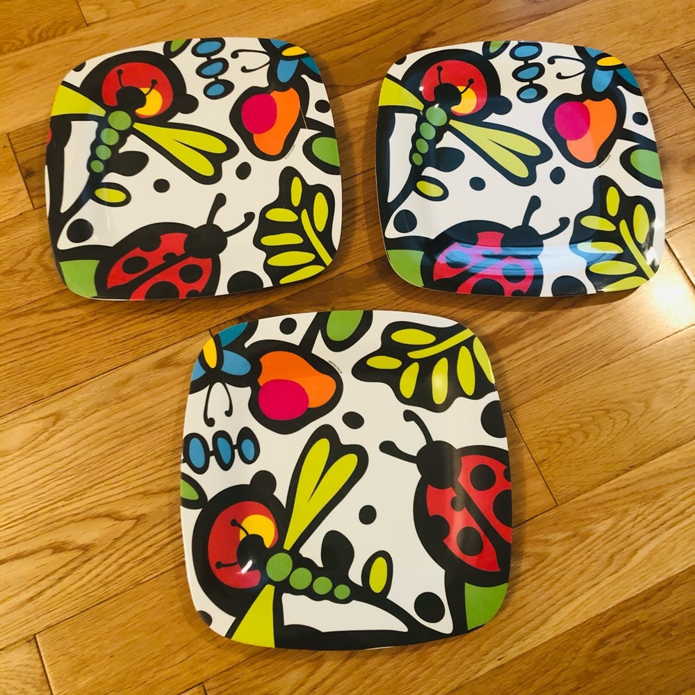 Melamine plates with insect design